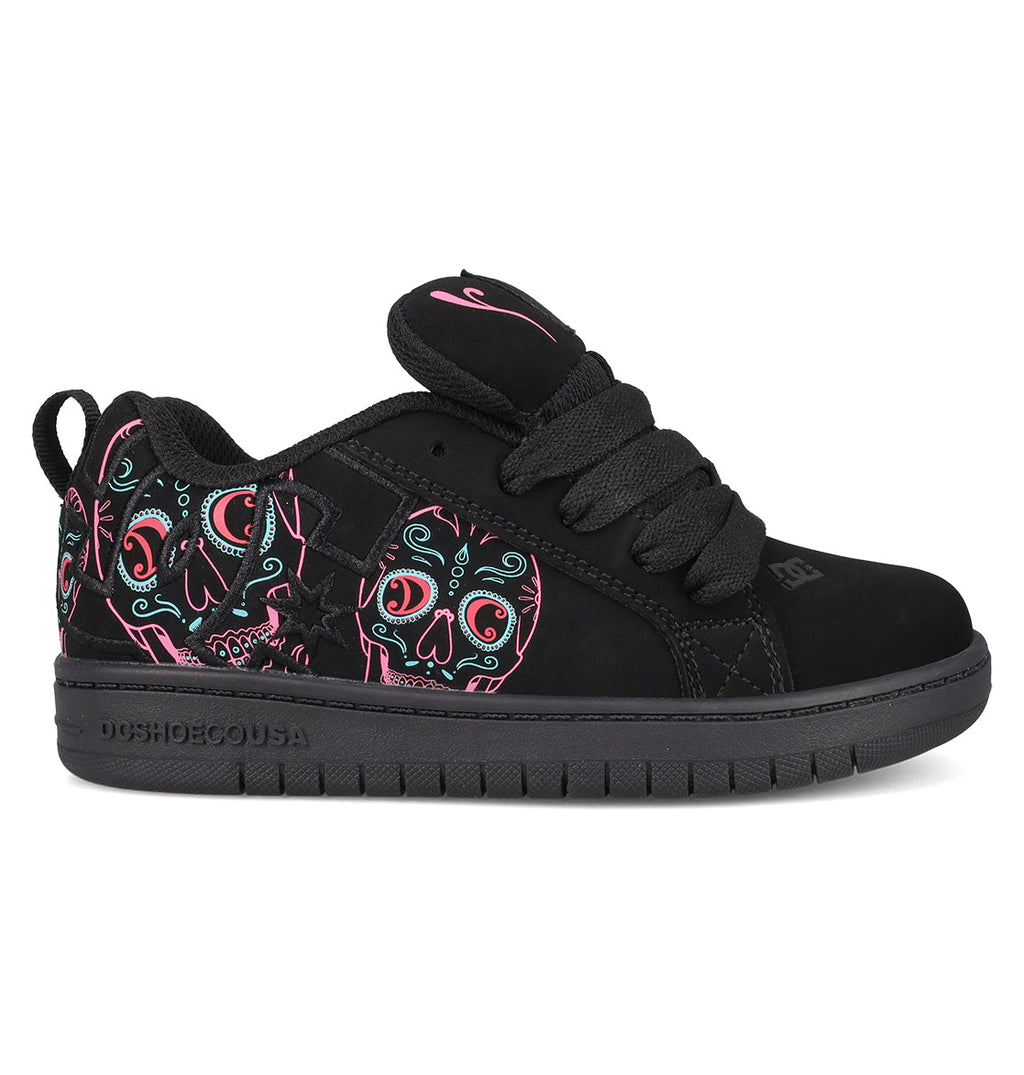 The DC Shoes Kids’ Court Graffik Day Of The Dead is a low-top black skate shoe with black laces, highlighted by vibrant neon skull designs inspired by Día de los Muertos on the sides and back. It features a black sole and DC Shoes branding on the side and tongue.