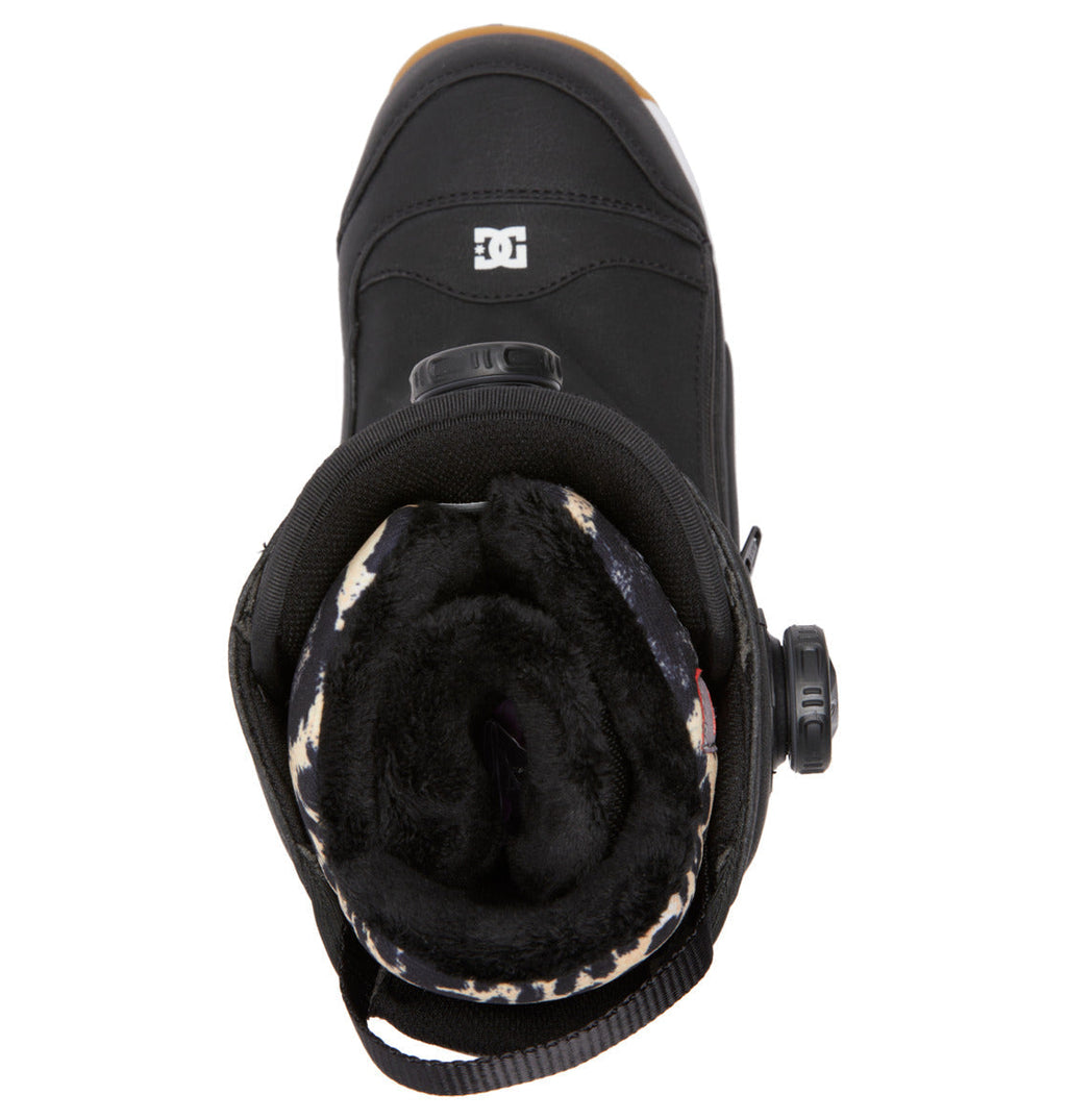 Top view of the Women’s Mora BOA® Snowboard Boot by DC Shoes, a black snowboarding boot featuring a plush, patterned inner lining with PrimaLoft insulation for superior warmth. The BOA Fit System dial is positioned on the side, and the DC Shoes logo is visible on the tongue.