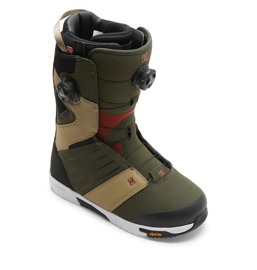 The DC Shoes Men’s Judge BOA® Snowboard Boots feature an olive green and tan design with black and red accents, a BOA Fit System dial closure, and a white Vibram sole.
