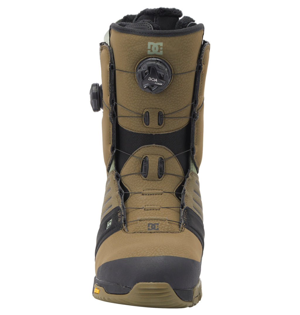 A single brown and black Men’s Judge BOA® Snowboard Boot by DC Shoes is shown from the front, featuring a Dual Zone BOA® Fit System for precise adjustment and reinforced toe and ankle areas. The boot is equipped with a durable Vibram outsole, offering enhanced traction on snowy terrain.