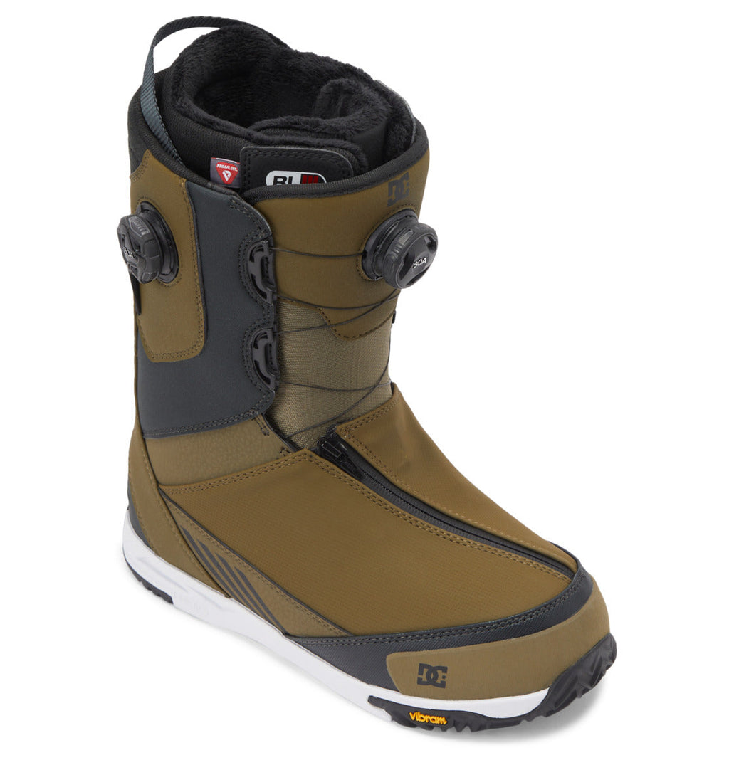 An olive green and black Men’s Transcend BOA® Snowboard Boot by DC Shoes, featuring dual BOA® dials for precise tightening, PrimaLoft insulation for warmth, a reinforced toe, padded lining, and a white Vibram outsole for superior grip.