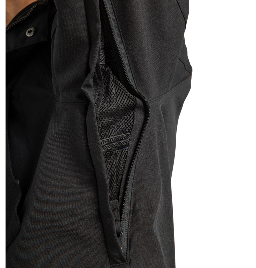 Close-up of the underarm area on the DC Shoes Men’s Tundra Insulated Jacket, featuring an open zippered mesh ventilation vent for enhanced breathability.