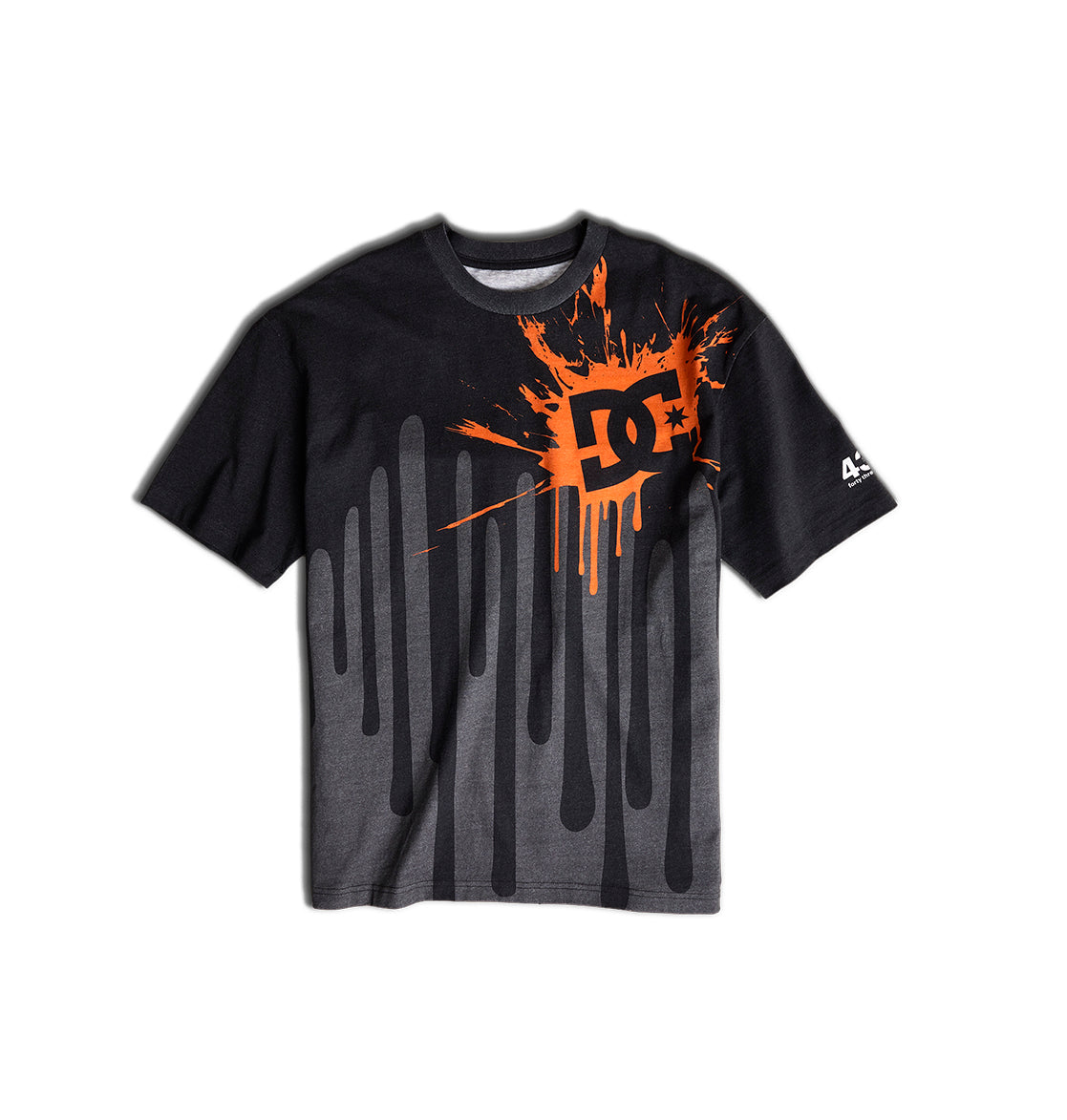 Introducing the Men’s Big Drip HSS T-Shirt from DC Shoes—this black and gray tee showcases an orange DC logo with a paint splatter effect across the chest, complemented by a bold black dripping graphic inspired by Ken Block’s iconic Drips livery. Finished with a white 43 on the left sleeve that pays tribute to his legendary Ford Fiesta rally car.