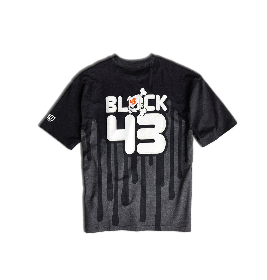 The Men’s Big Drip HSS T-Shirt by DC Shoes features a black design with bold white BLOCK 43 lettering and a cartoon character on the back, inspired by Ken Block’s iconic Drips livery. The black drip graphic flows from the bottom, while a small logo is featured on the right sleeve—making it a must-have for Ford Fiesta fans and motorsport enthusiasts.