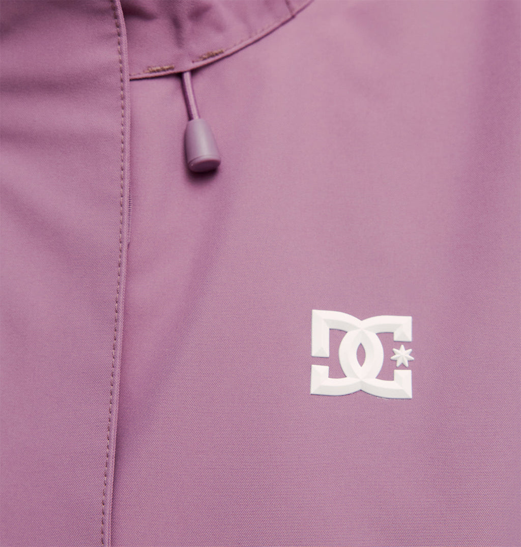 Close-up of the DC Shoes Cruiser Jacket in mauve, featuring a white DC Shoes logo and a drawstring with a plastic end near the top.