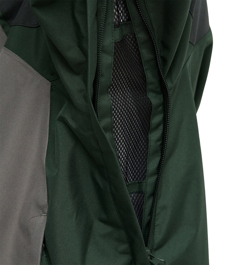 Close-up of the DC Shoes Coldsmoke Jacket 10K in dark green and gray, featuring an unzipped side vent with black mesh lining for breathable protection.