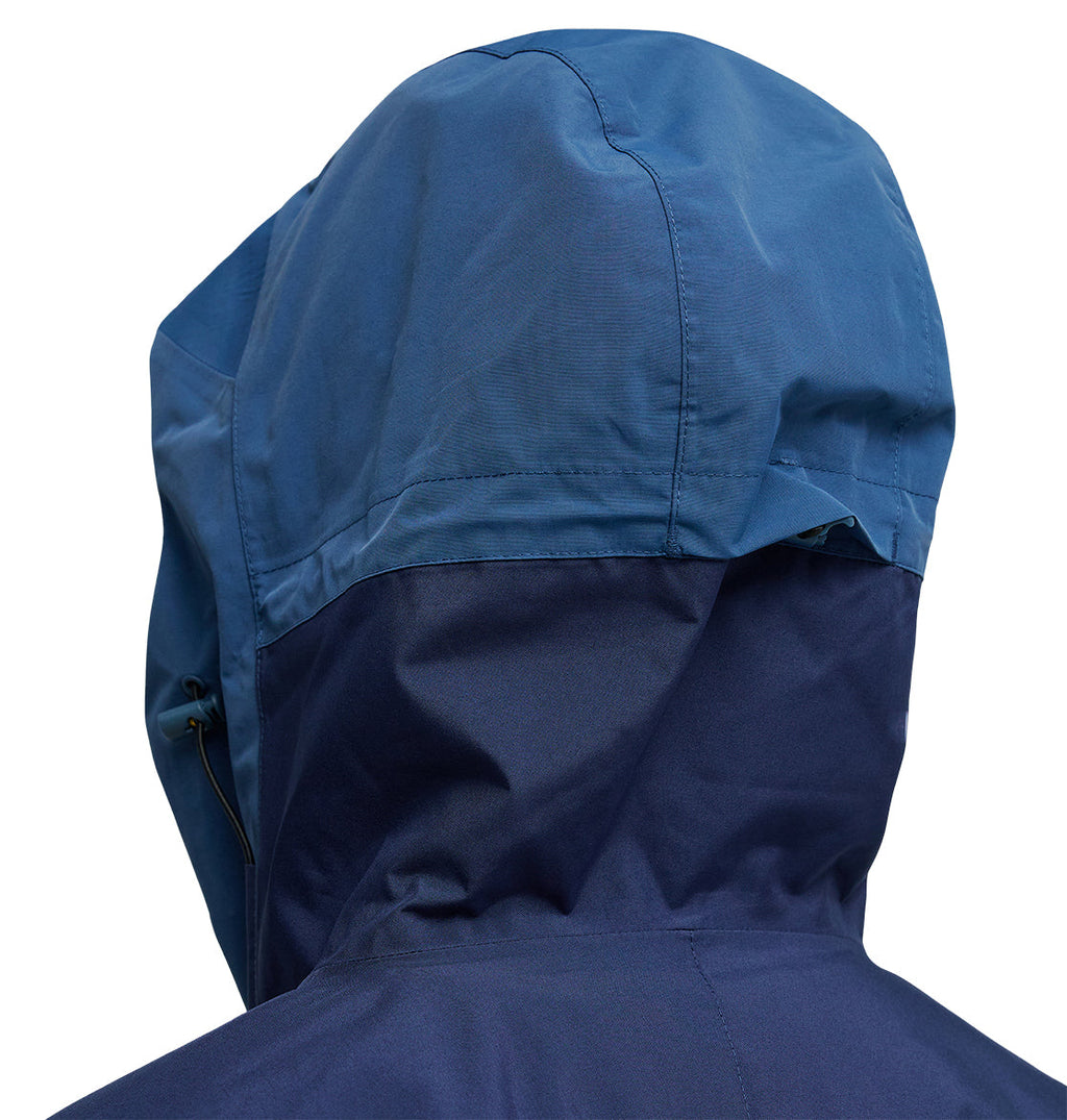 Close-up of the back of a person wearing the DC Shoes Mountain Lab Anorak 10K, featuring two shades of blue fabric and a seam along the hood, designed for breathable protection and enhanced waterproofing.
