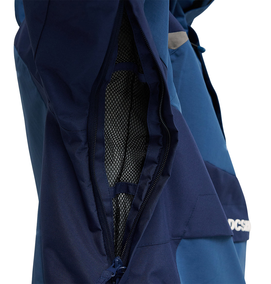 Close-up of the Mountain Lab Anorak 10K by DC Shoes in navy blue, highlighting the sleeve’s open zipper that reveals inner mesh ventilation for breathable protection and enhanced snow performance.