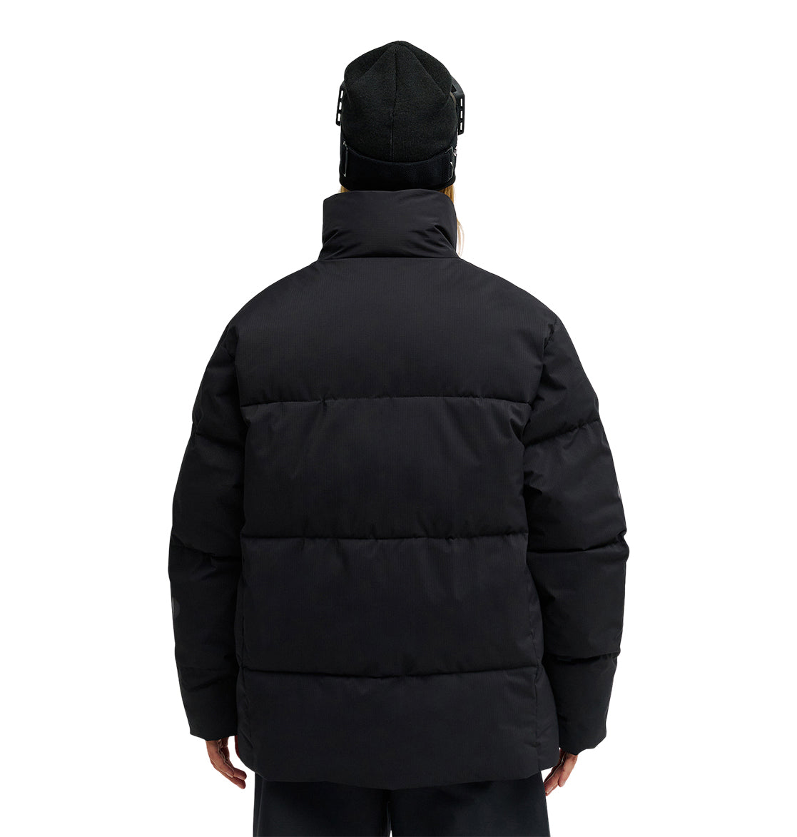 Wearing the DC Shoes Trackstar Puffer 10K jacket and a black beanie, a person stands with their back to the camera against a plain white background, highlighting both style and snow-ready performance.